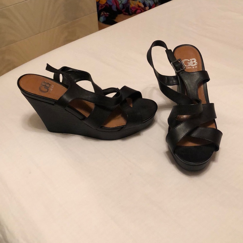 Black wedges